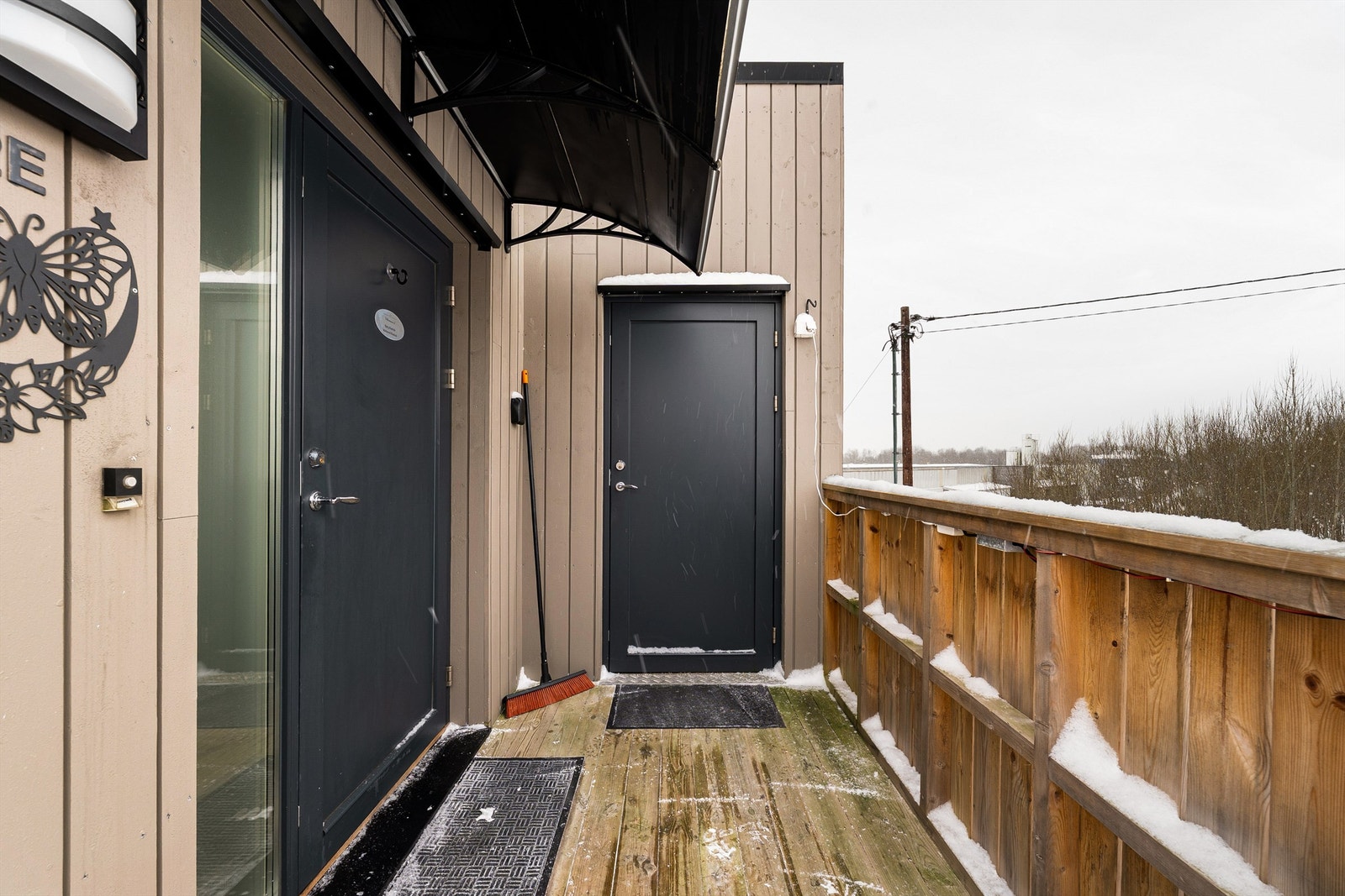 En romslig bod på ca. 6 kvm. er lett tilgjengelig fra inngangspartiet, som for øvrig er kun for denne leiligheten. Galleribilde