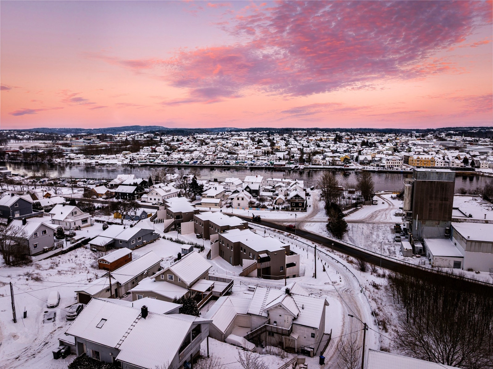 Gratis passasjerferge gjør østsiden av elven lett tilgjengelig. Fergeleiet ligger rett nedenfor leiligheten. Galleribilde