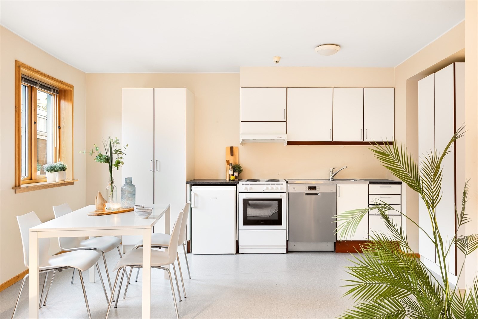 Del av stue og kjøkken (bilde er tatt fra leiligheten som ligger i etasjen over) Galleribilde