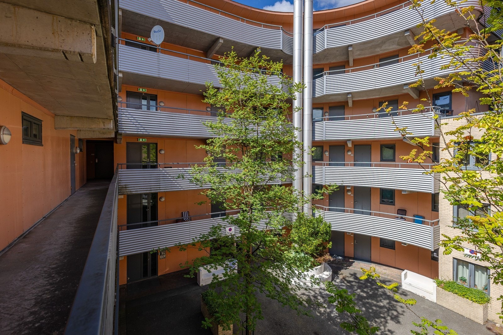 Bakgården og svalgangene i blokken Galleribilde