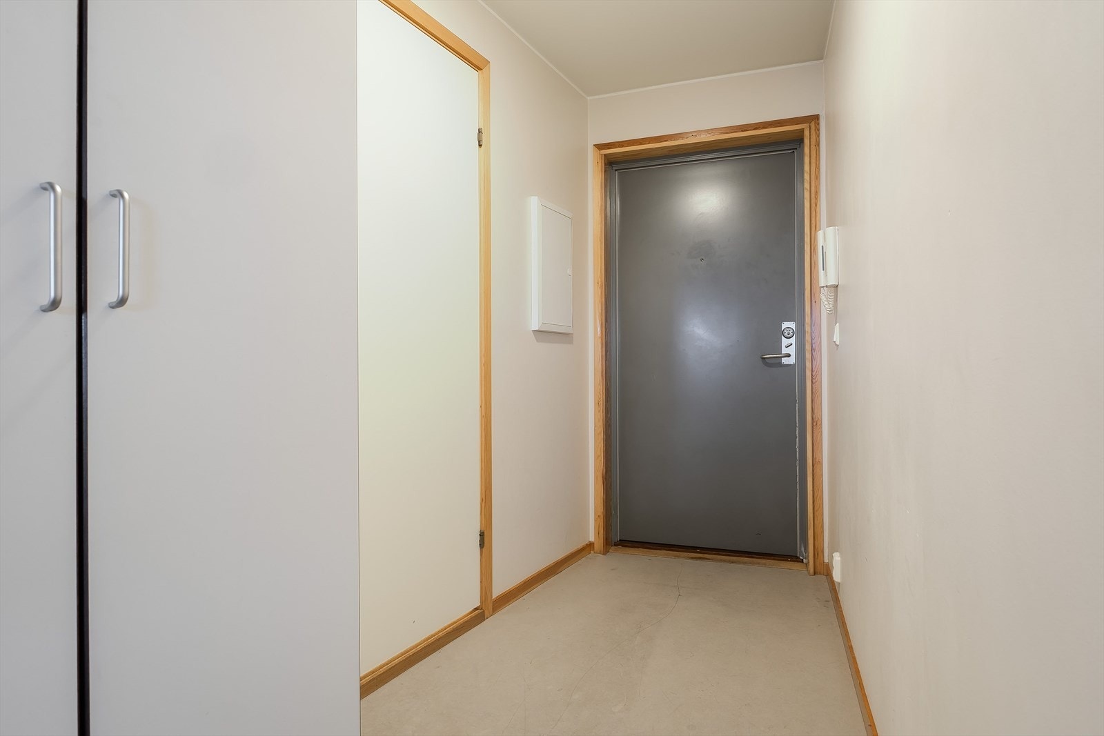 Entre med god plass til garderobe Galleribilde