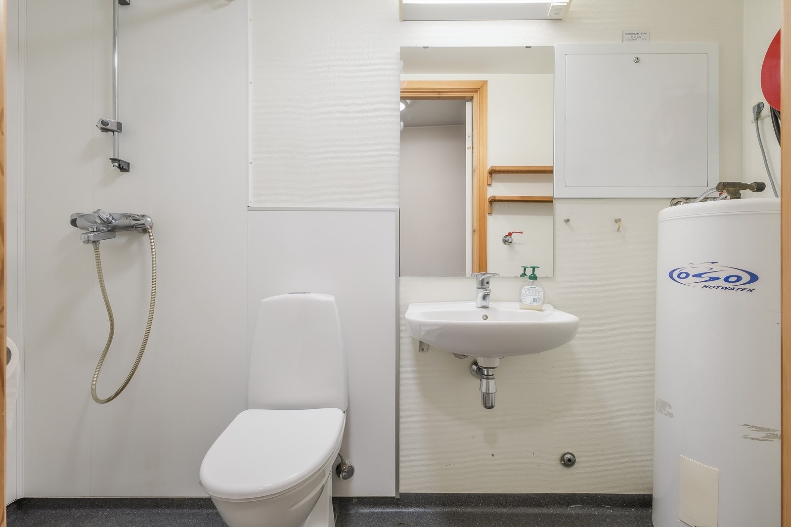 Bad med enkel innredning Galleribilde