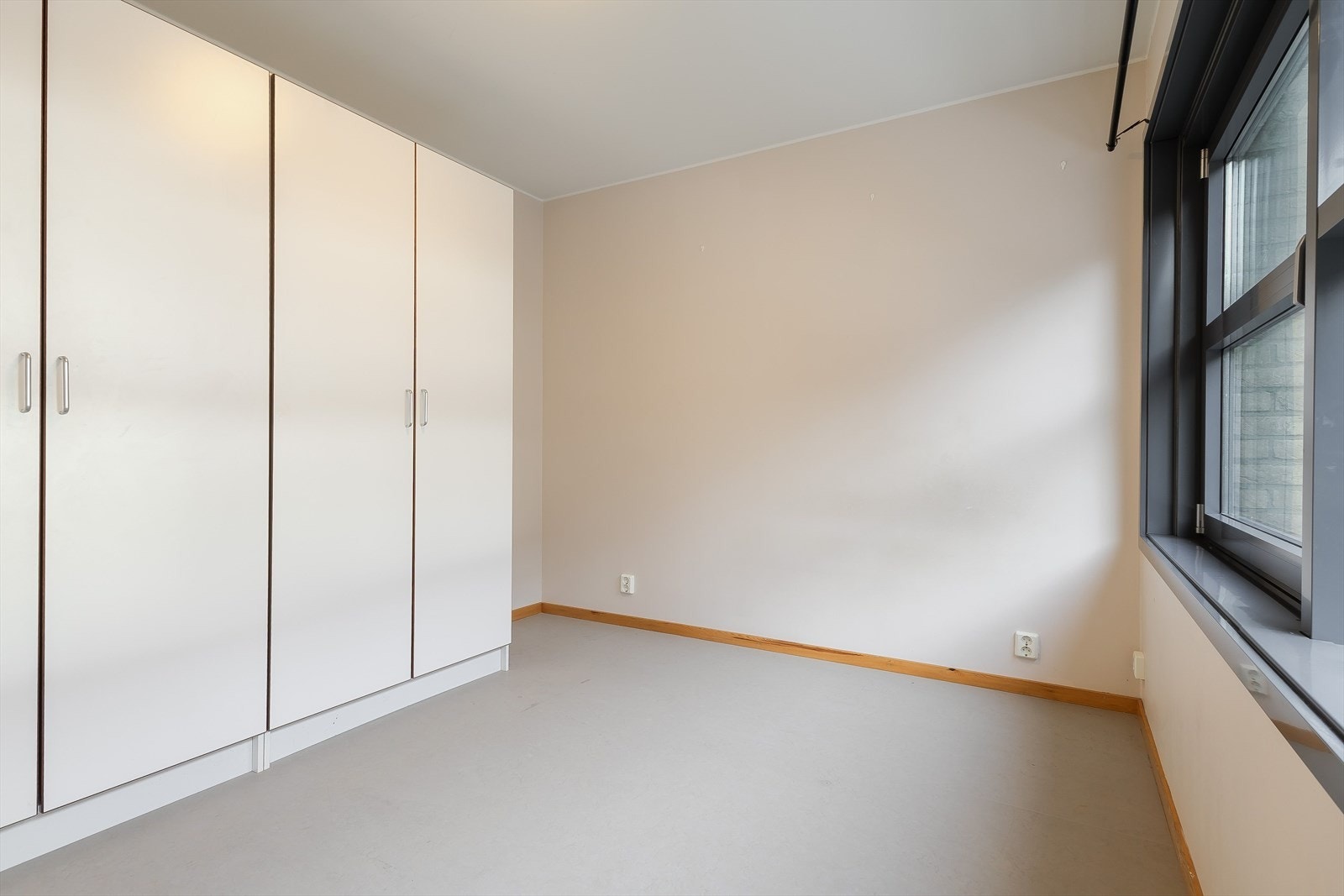 Godt med garderbeskap på soverom Galleribilde