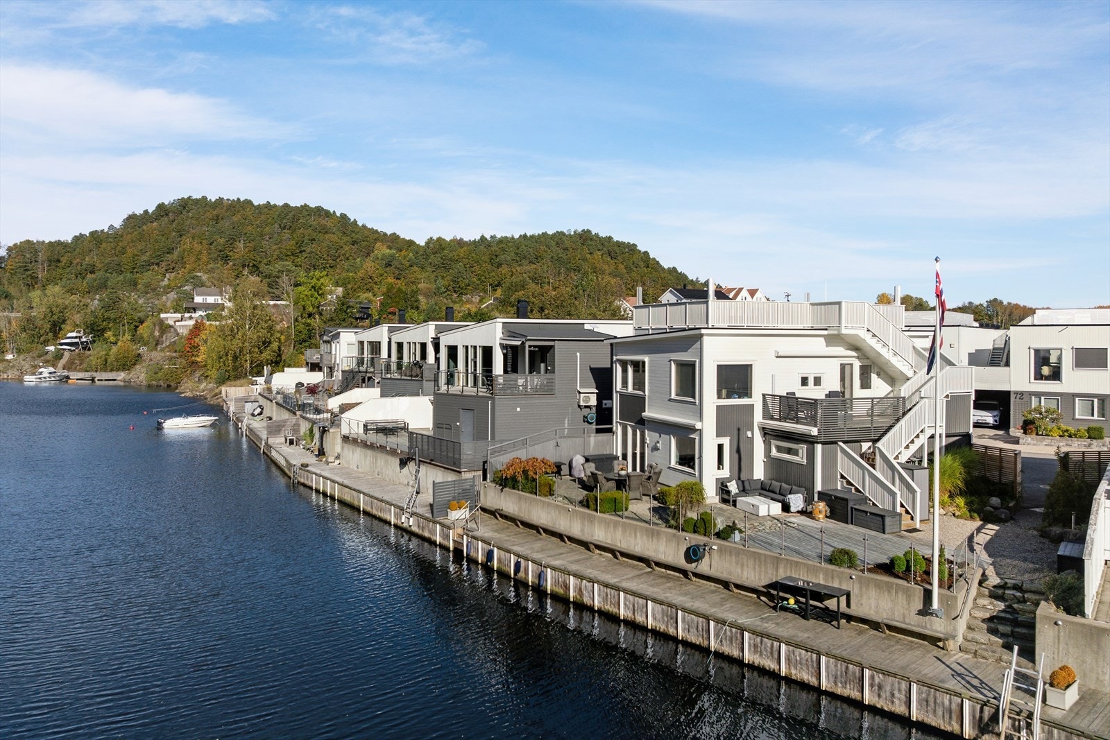 Direkte tilgang til brygge og lettstelt tomt. Galleribilde