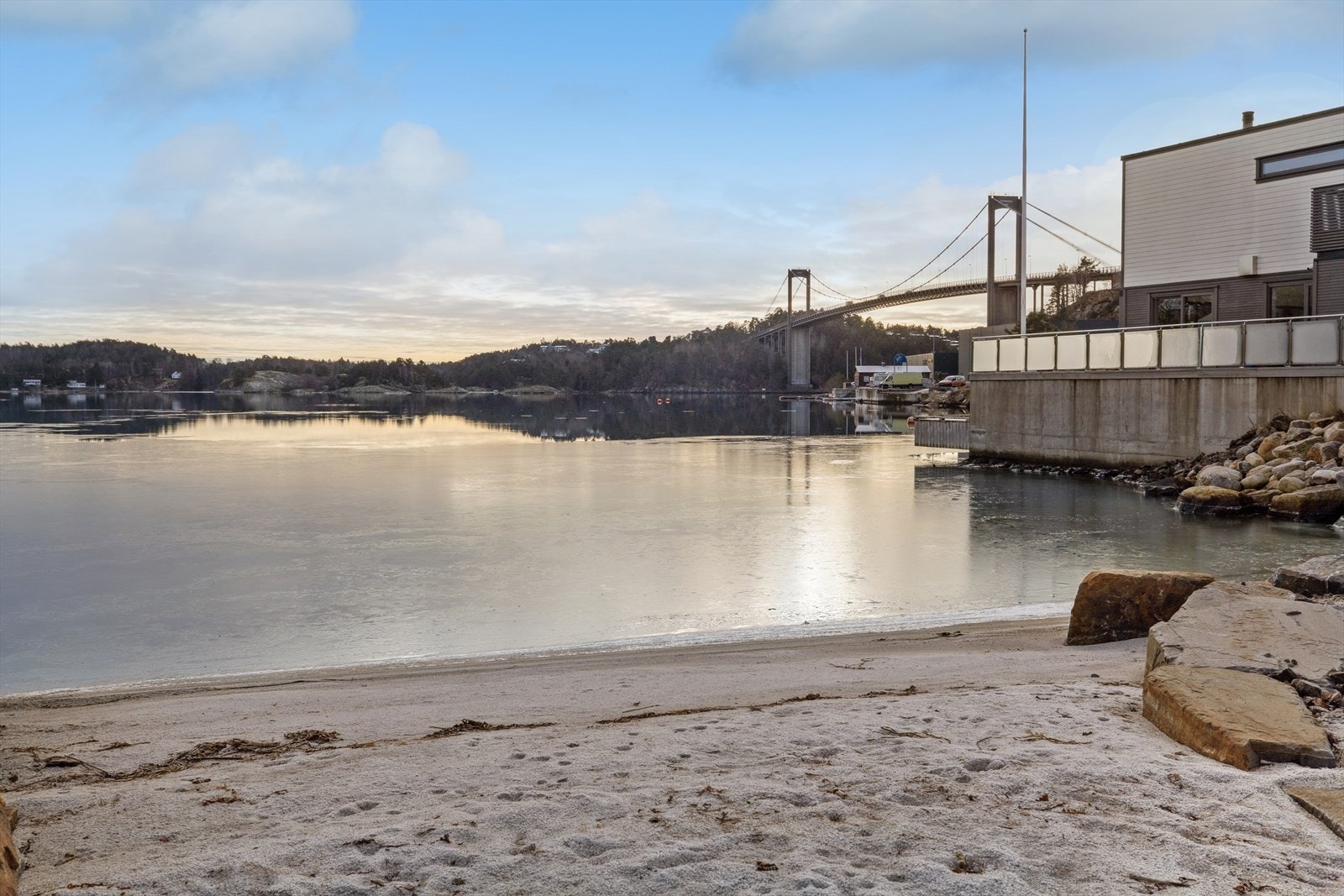 Nærområdet med felles badestrand og sjø i kort avstand fra eiendommen. Galleribilde