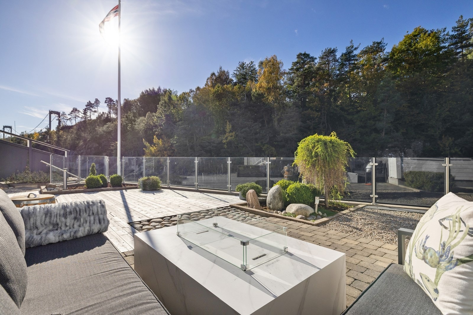 Uteområdet er tegnet av profesjonelle. Glassgjerdet er montert i 2024. Galleribilde