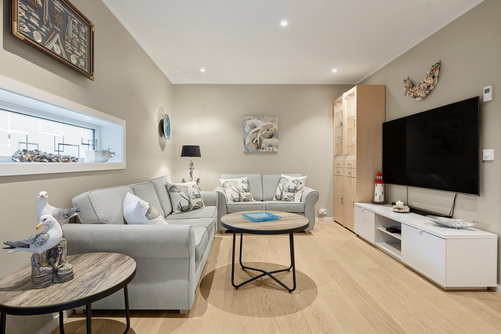 Romslig stue med god plass til sofagruppe. Galleribilde