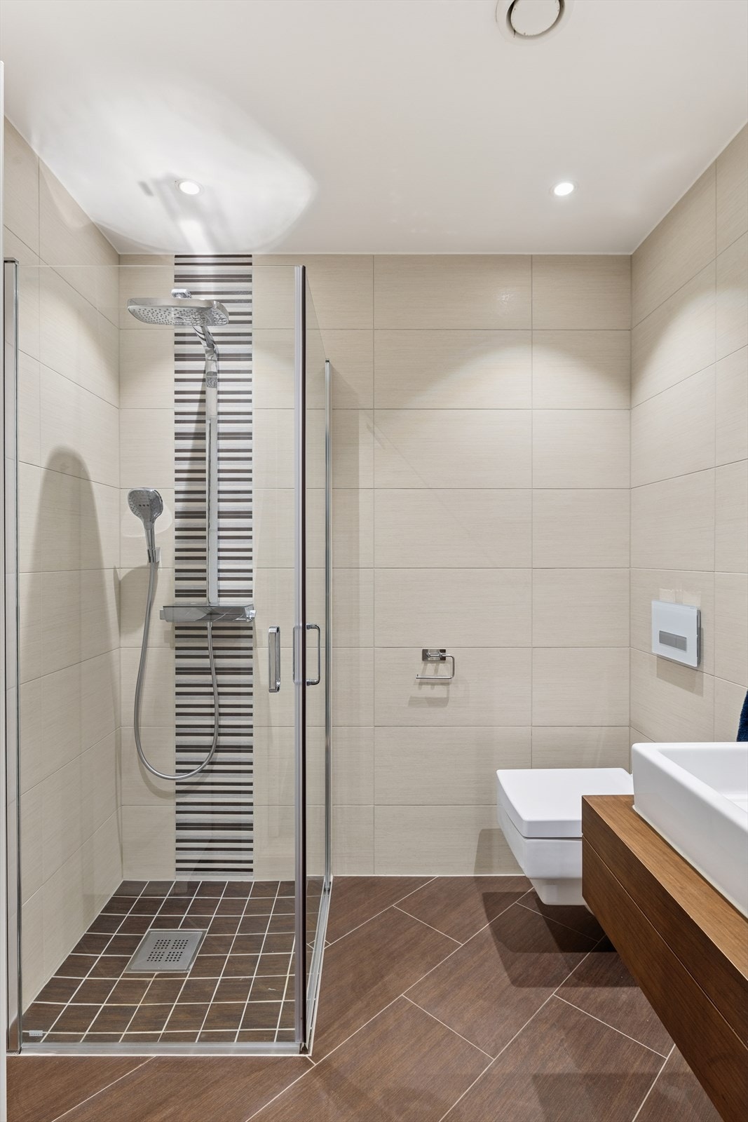 Praktisk baderom med dusj og toalett. Galleribilde