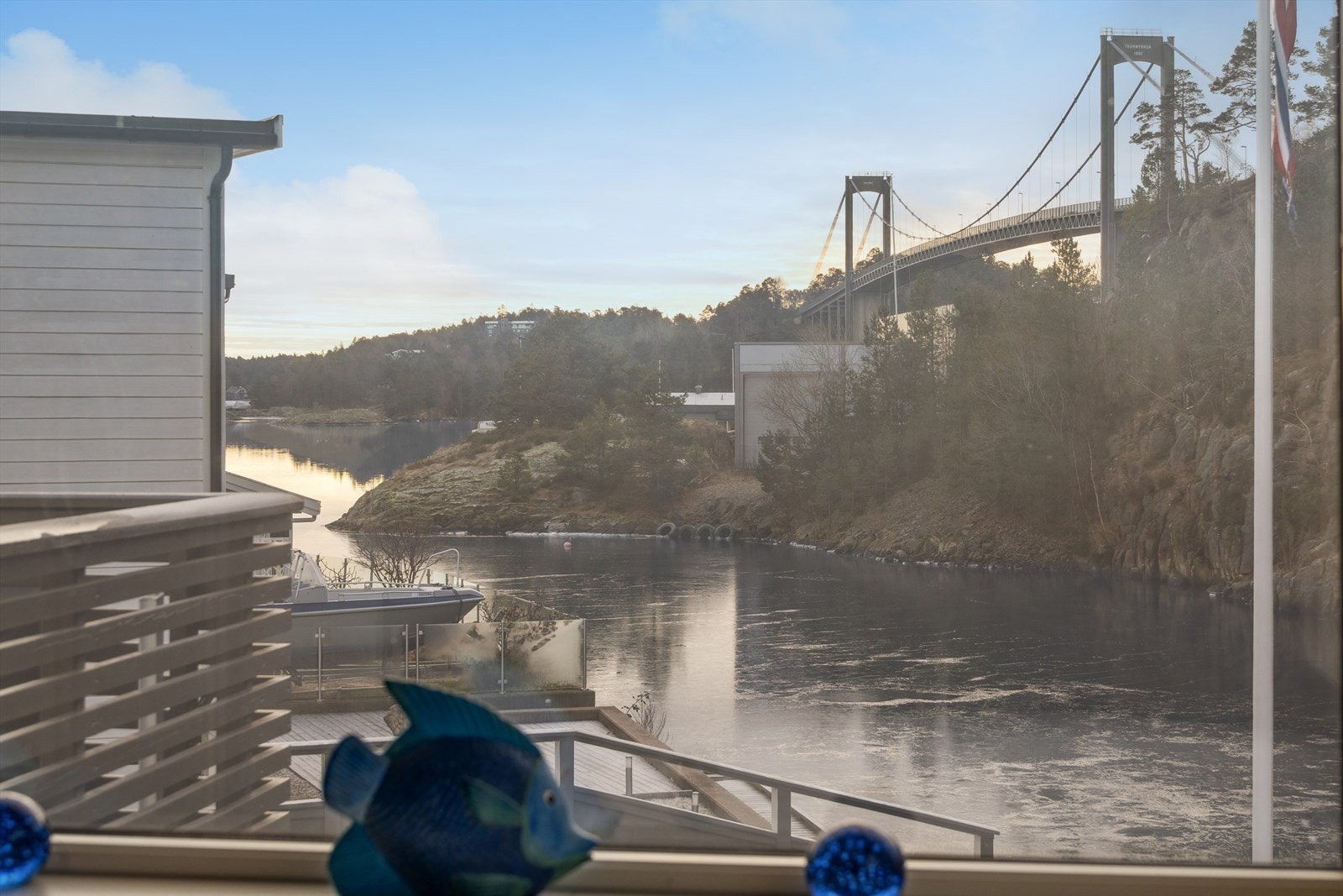 Utsikt mot trommøysund og broa. Galleribilde