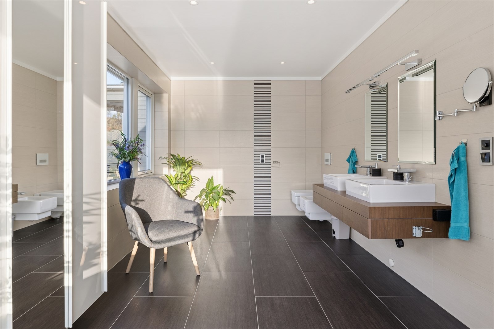 Innredet med dobbel servant, vegghengt toalett og bidé. Galleribilde