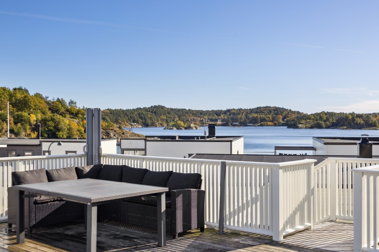 Romslig terrasse med nydelig utsikt og god plass til utemøbler. Galleribilde