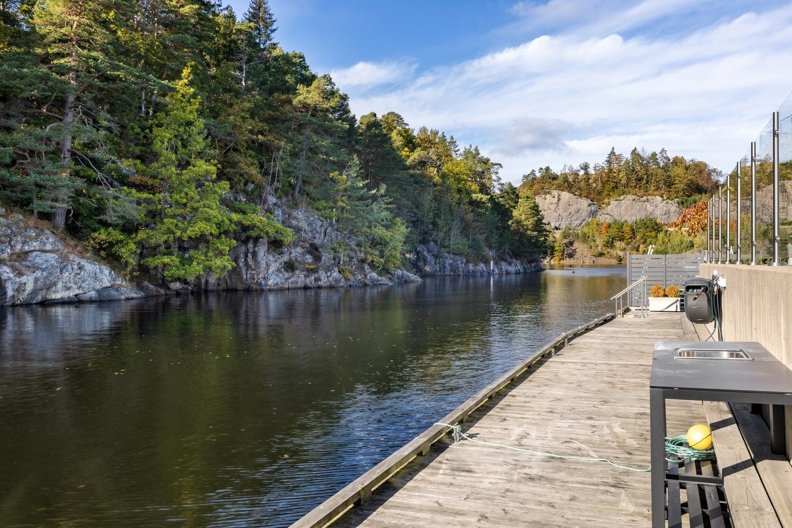 Brygge med kaldt- og varmtvannsuttak. Galleribilde