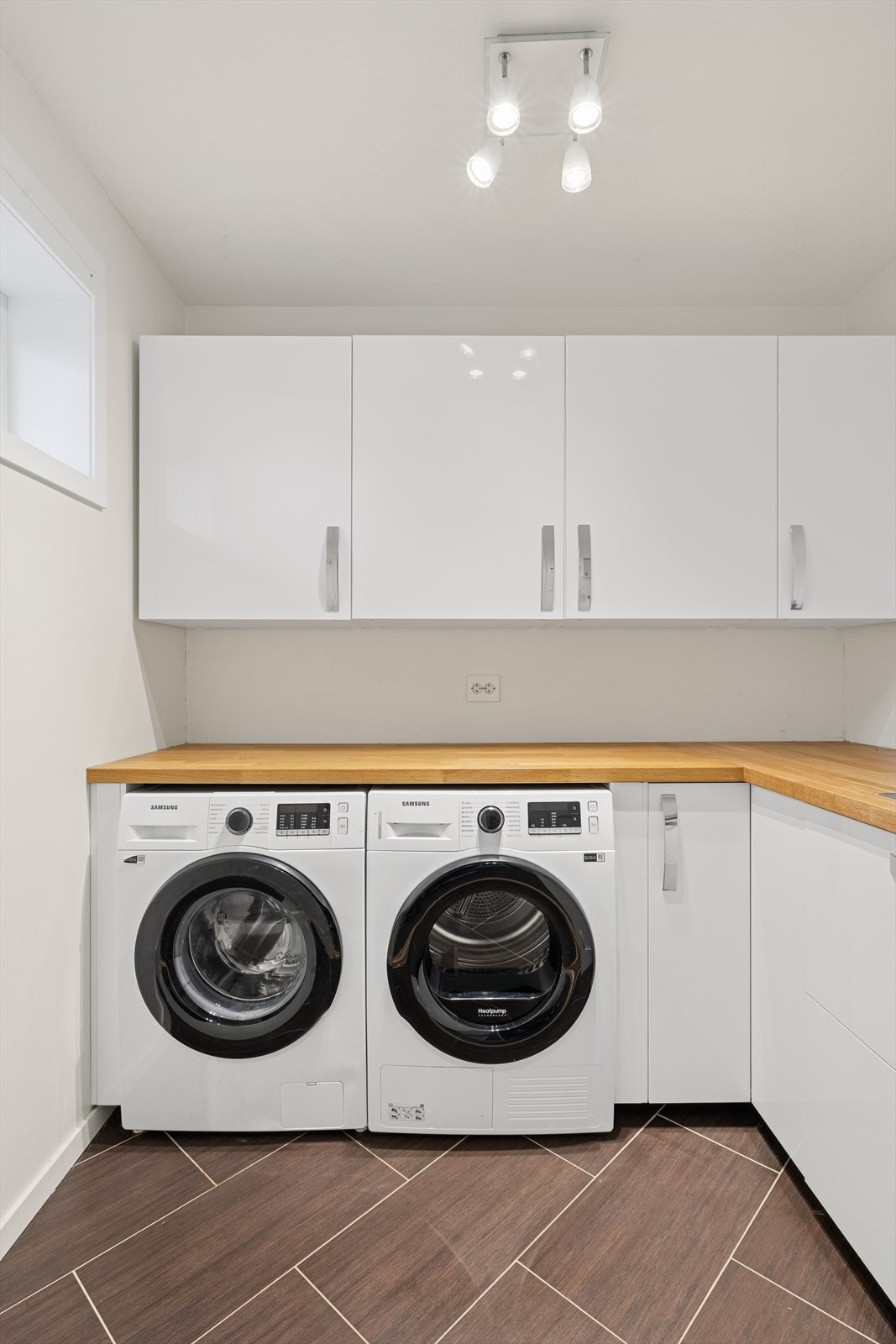 Vaskerom med nye overskap montert i 2023 Galleribilde