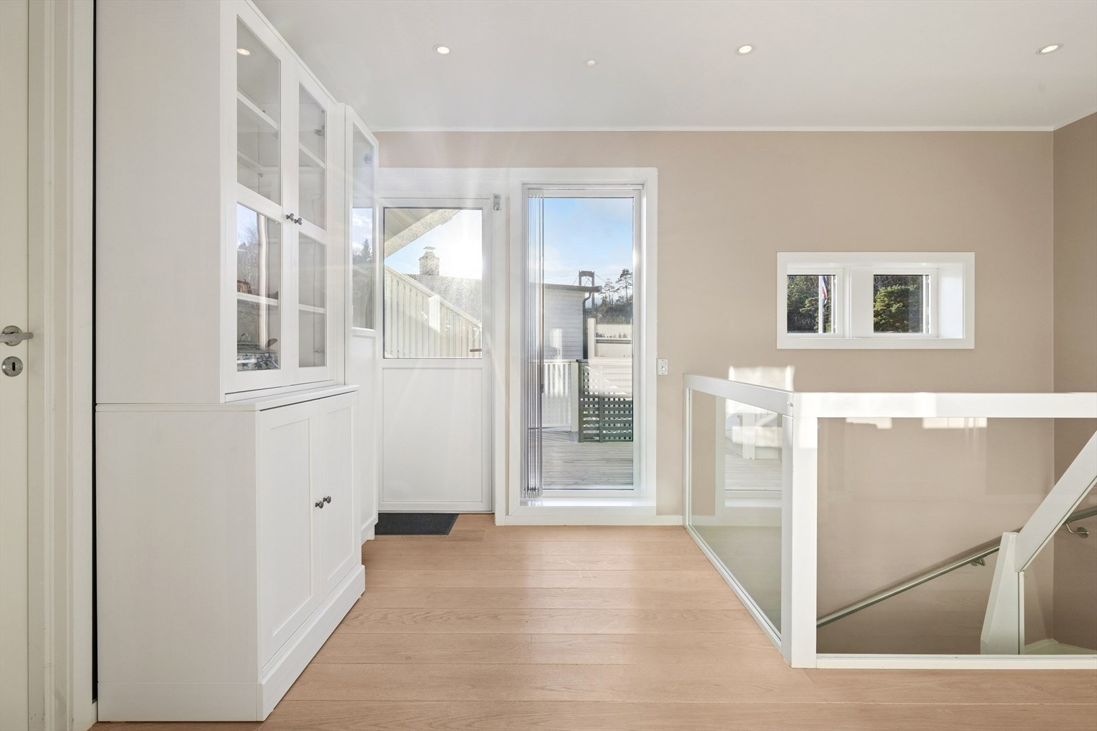 Utgang til terrasse og trapp opp til takterrasse. Galleribilde