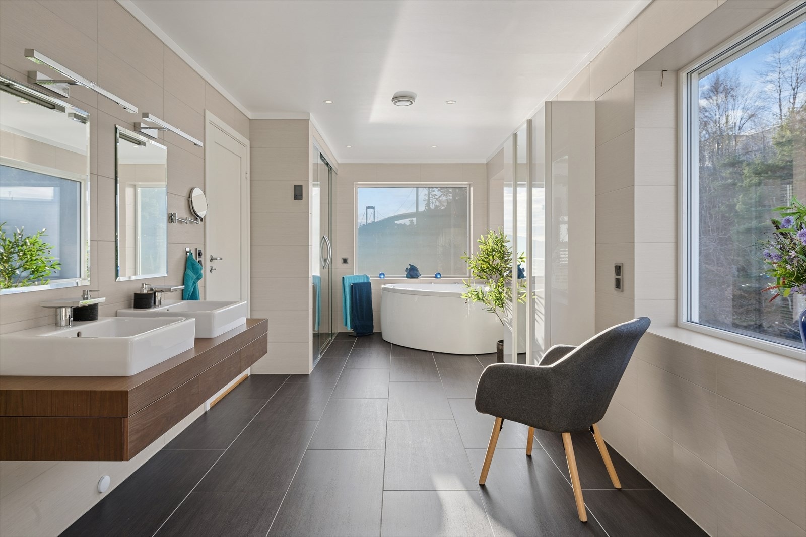 Stort bad med fliser, romslig dusjsone og praktisk innredning. Galleribilde