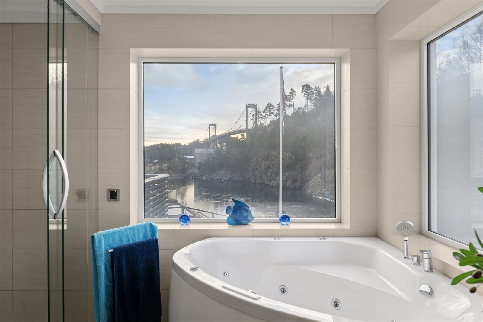 Badekar og store vindusflater med elektrisk frosting. Galleribilde