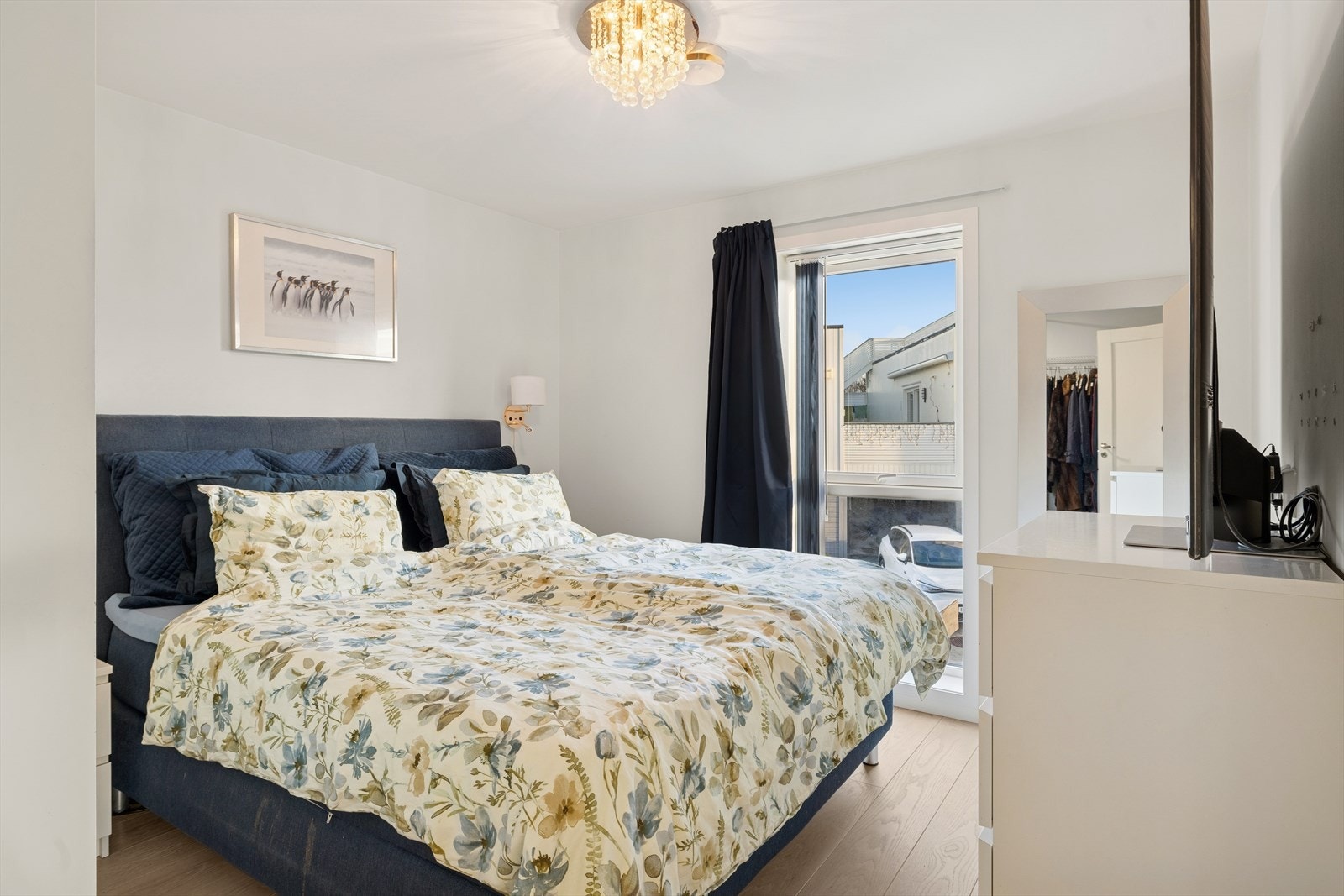 Romlig soverom med god plass til dobeltseng. Galleribilde