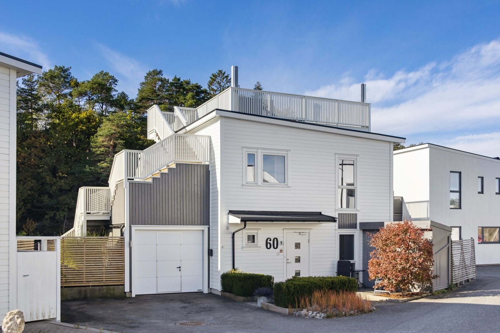 Garasje med elektrisk port og elbil-lader, samt biloppstillingsplasser. Galleribilde