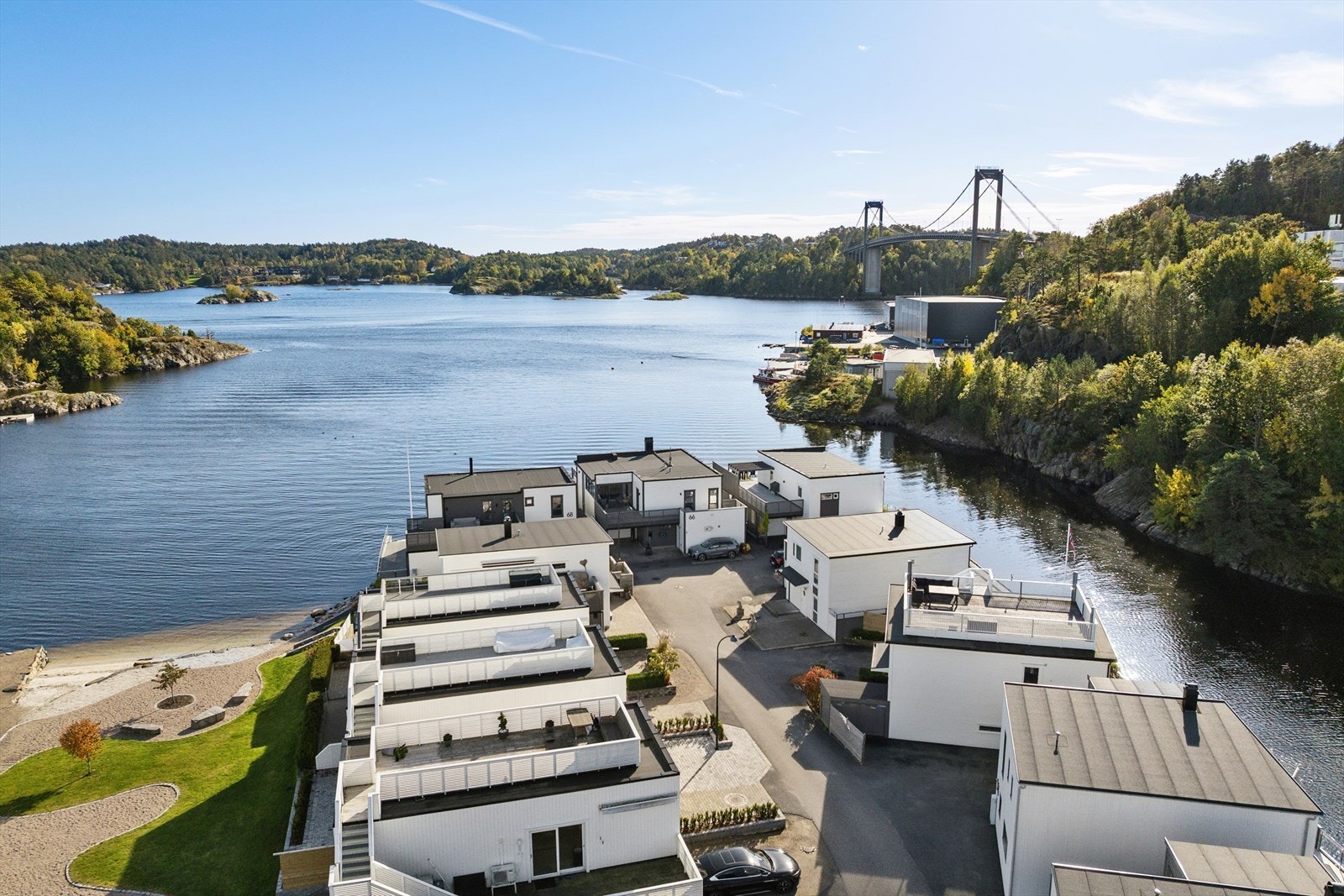 Dronebilde som viser eiendommens attraktive beliggenhet nært sjøen og omgivelsene. Galleribilde