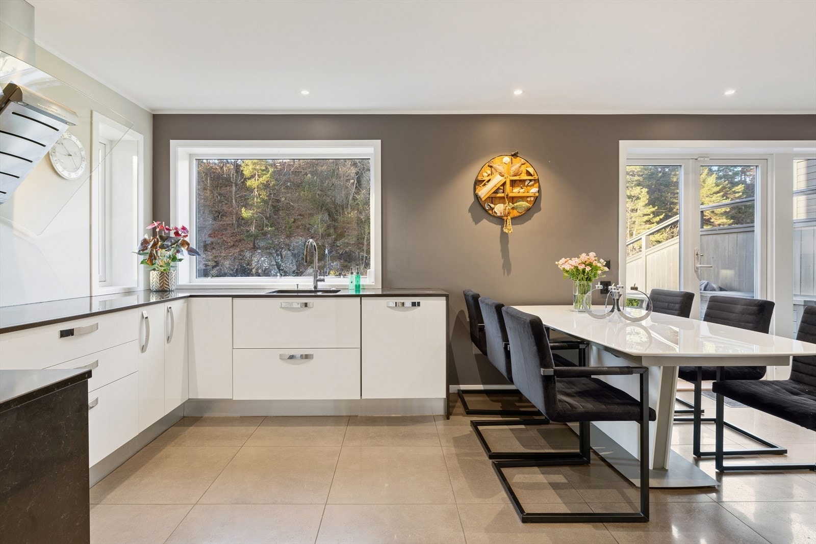 Funksjonelt og romslig kjøkken med store vinduer. Galleribilde