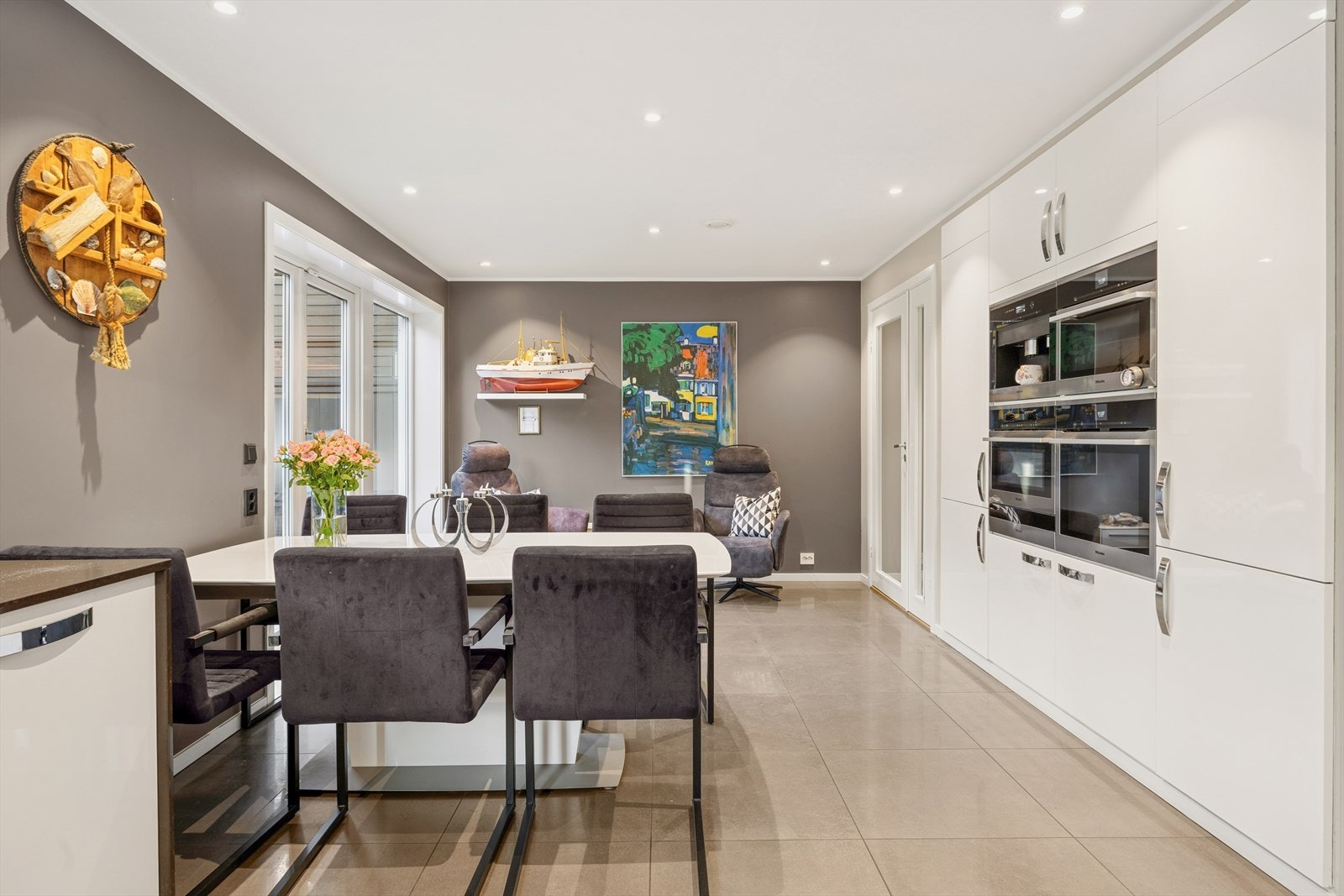 Kjøkken med god plass til spisebord. Galleribilde