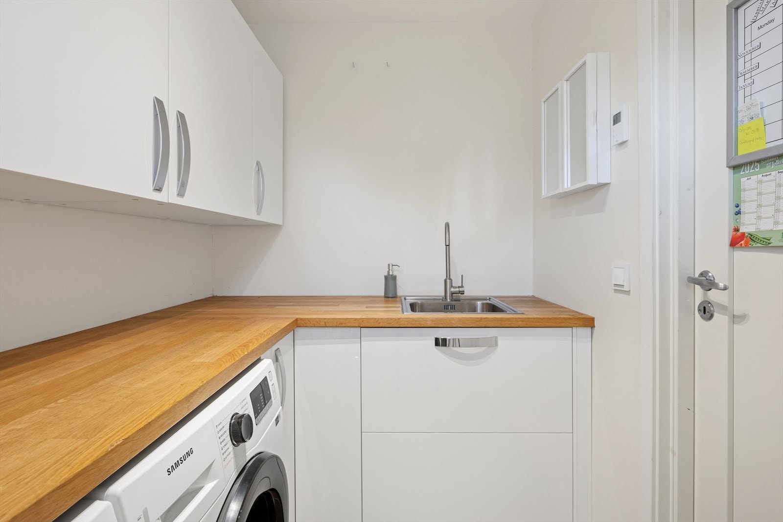 Vaskerommet har utslagsvask. Galleribilde