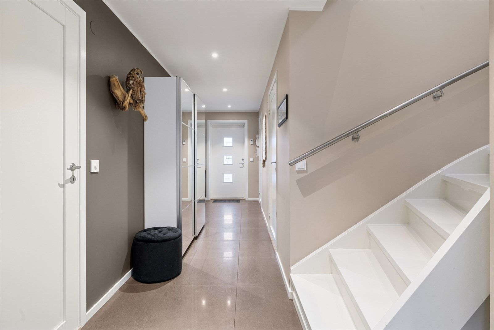 Det er vannbåren gulvvarme i hele 1. etasje, samt bad i 2. etasje. Galleribilde