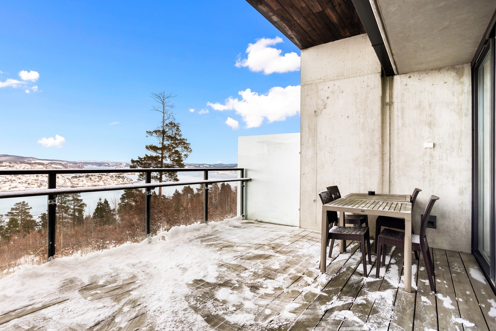 Fra stua er det direkte utgang til en romslig og luftig veranda. Galleribilde