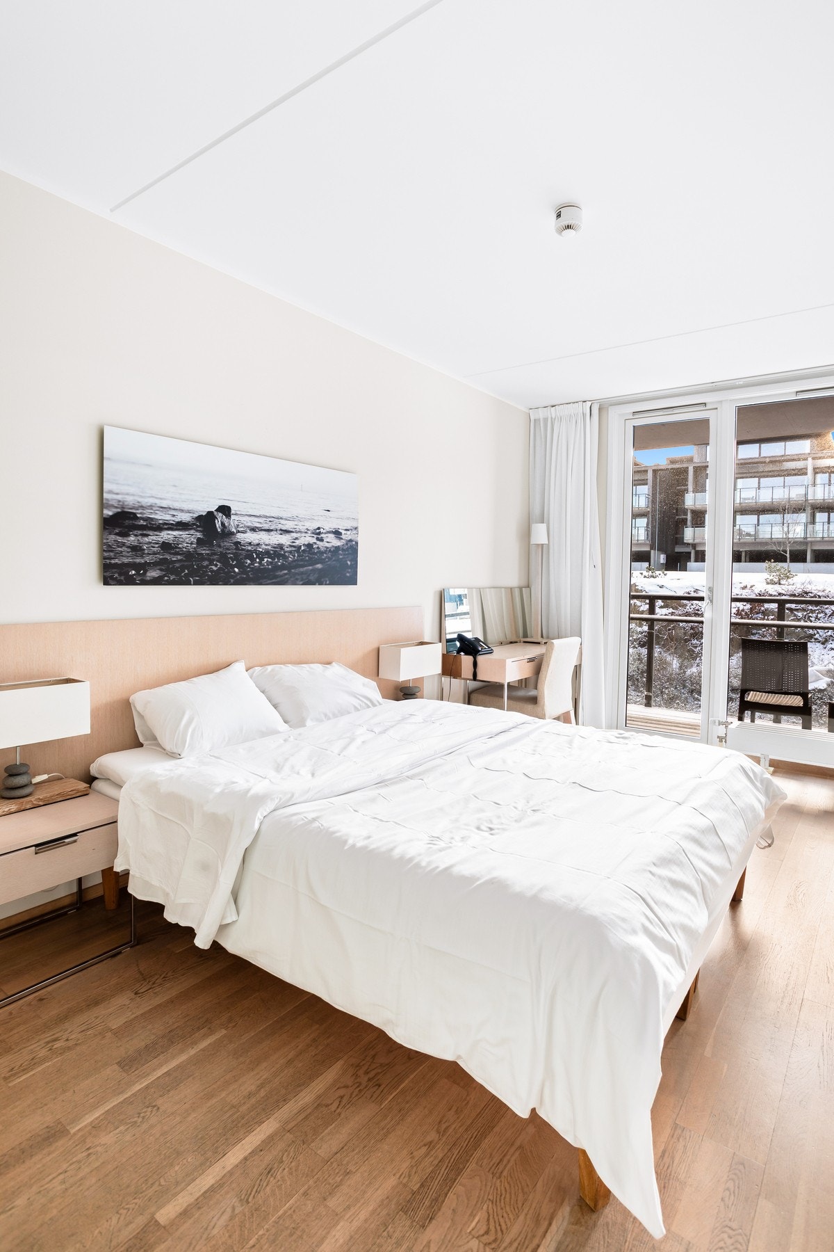 Boligen har en smart og fleksibel planløsning med stue/kjøkken, to soverom og to bad, samt mulighet for avdeling og utleiedel. Galleribilde