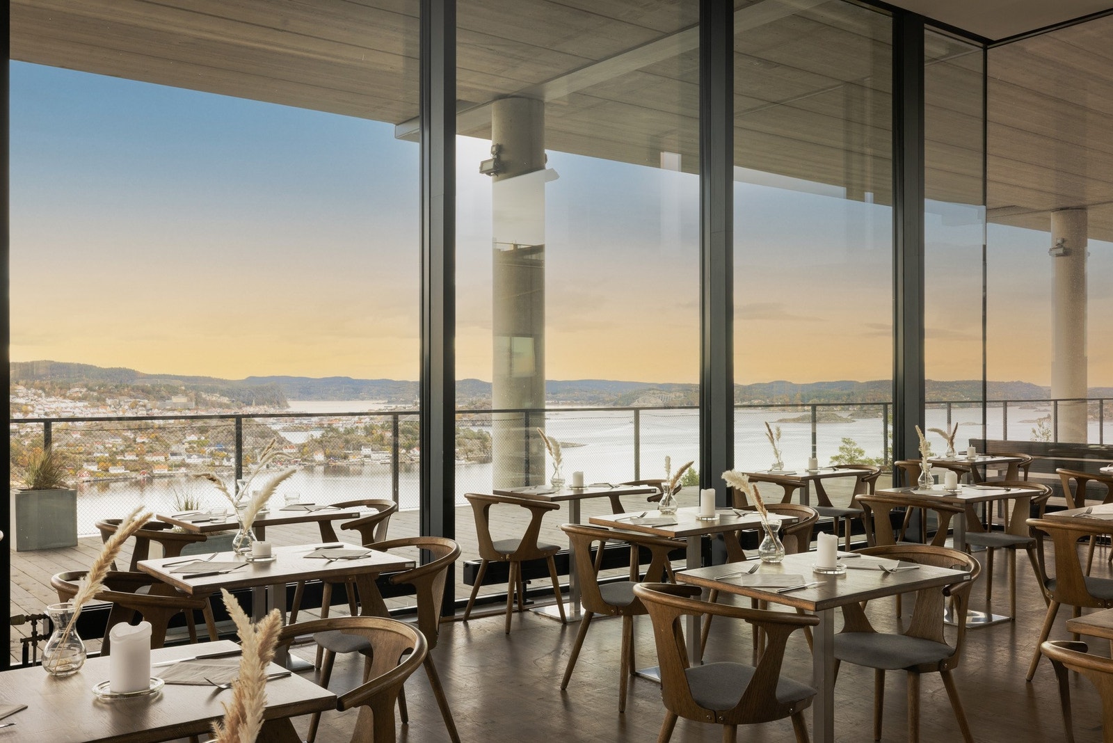 Har kan du nyte en god middag på resturanten Utsikten, med flott utsikt over Kragerø og skjærgården! Galleribilde