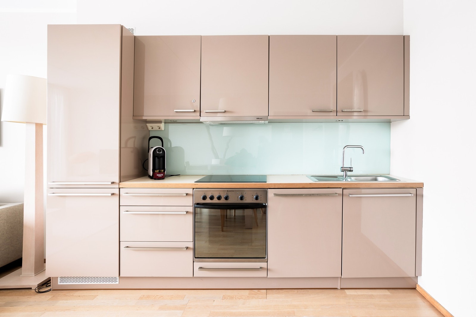 Kjøkkenet fremstår som moderne og stilrent, og er godt tilpasset bruk som fritidsbolig. Galleribilde