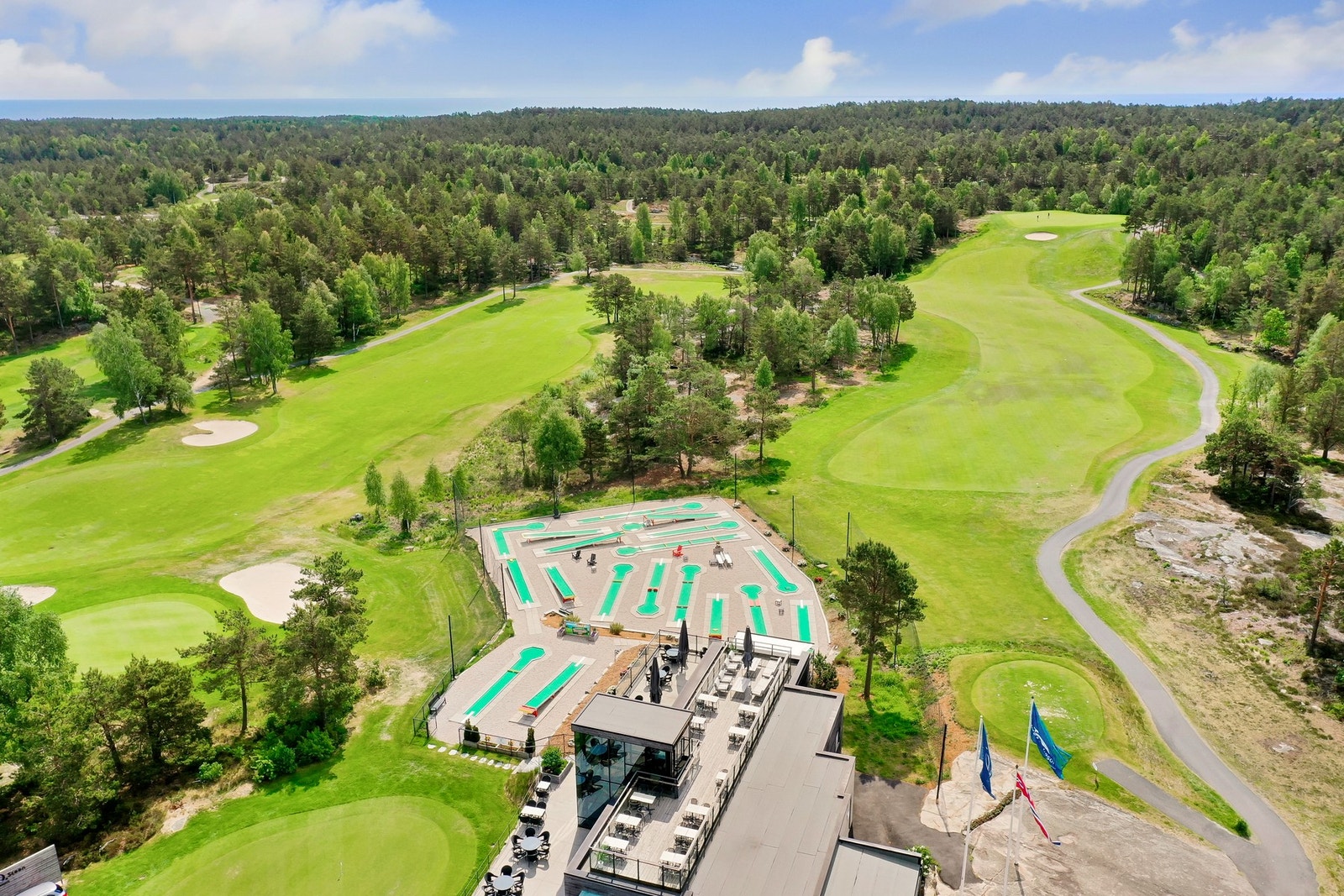 Her har du en 18-hulls golfbane av internasjonal kvalitet, minigolf, fotballgolf eller frisbeegolf. Perfekt for hele familien! Galleribilde