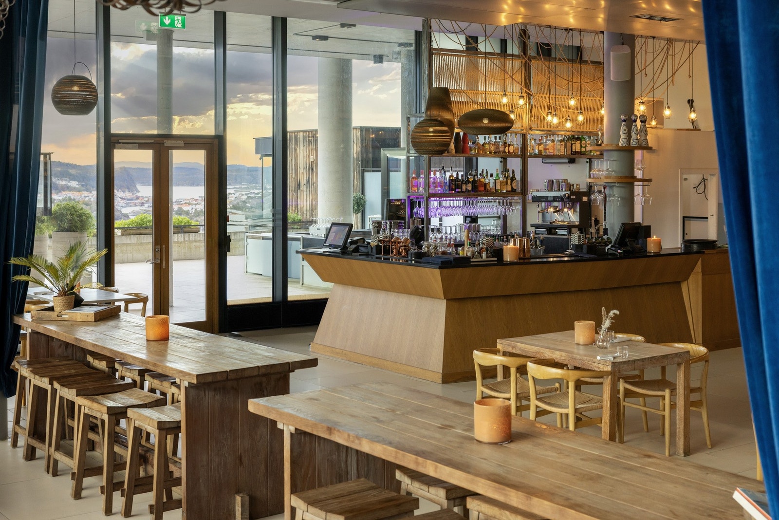 Ved Matbaren kan du nyte noe godt å drikke, mens man spiller shuffleboard! Galleribilde