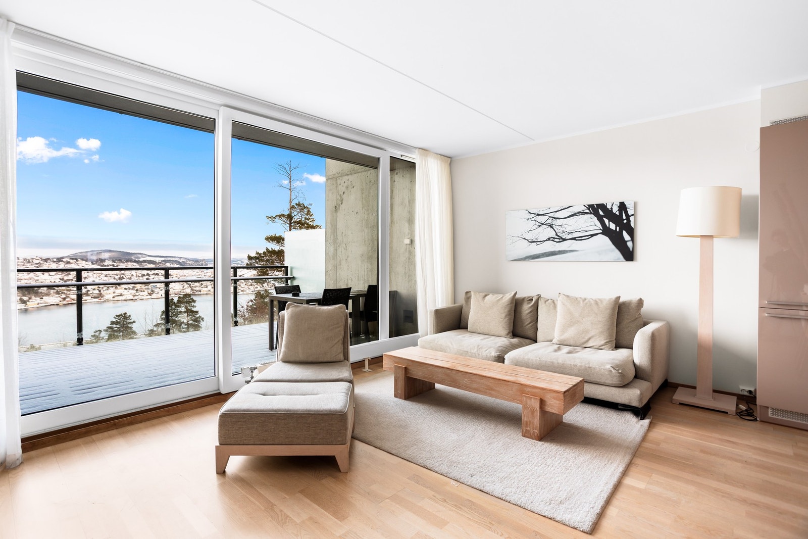 Stua oppleves som lys og innbydende med en åpen og sosial løsning mot kjøkkenet. Galleribilde