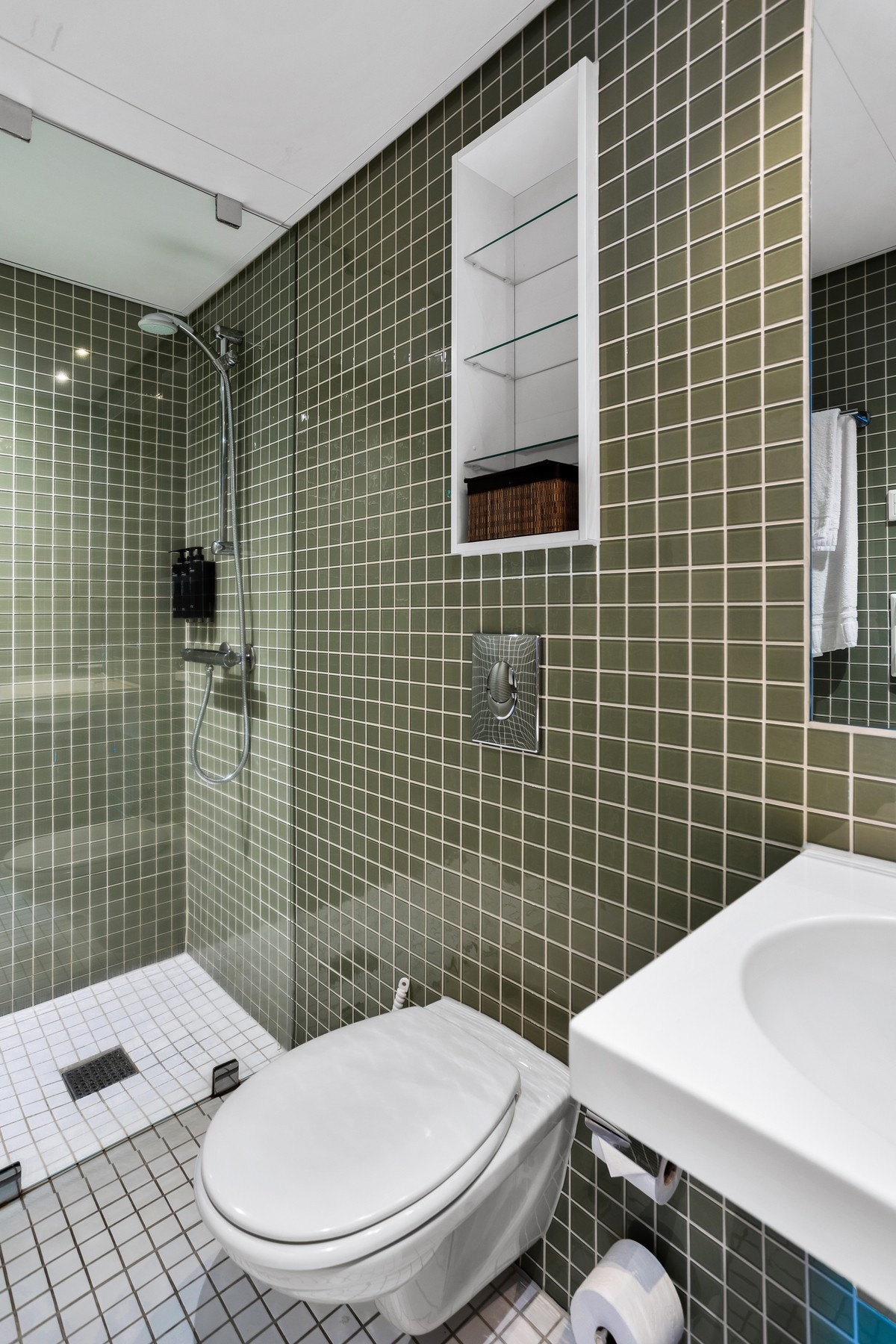 Fritidsboligen disponerer to delikate og tidsriktige bad med gjennomgående god standard. Galleribilde