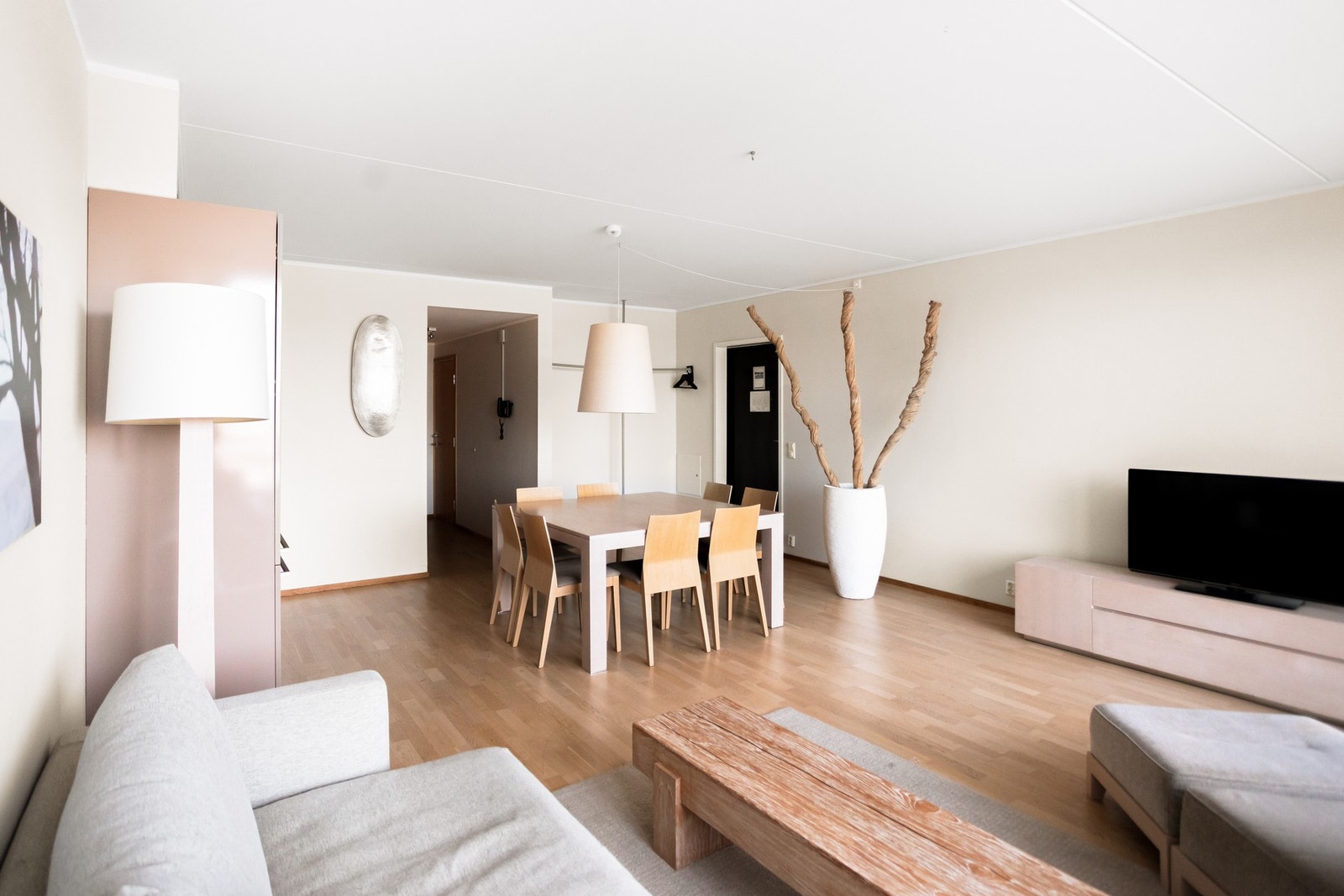 Parkett på gulv og behagelige fargetoner på veggene skaper en lun atmosfære. Galleribilde