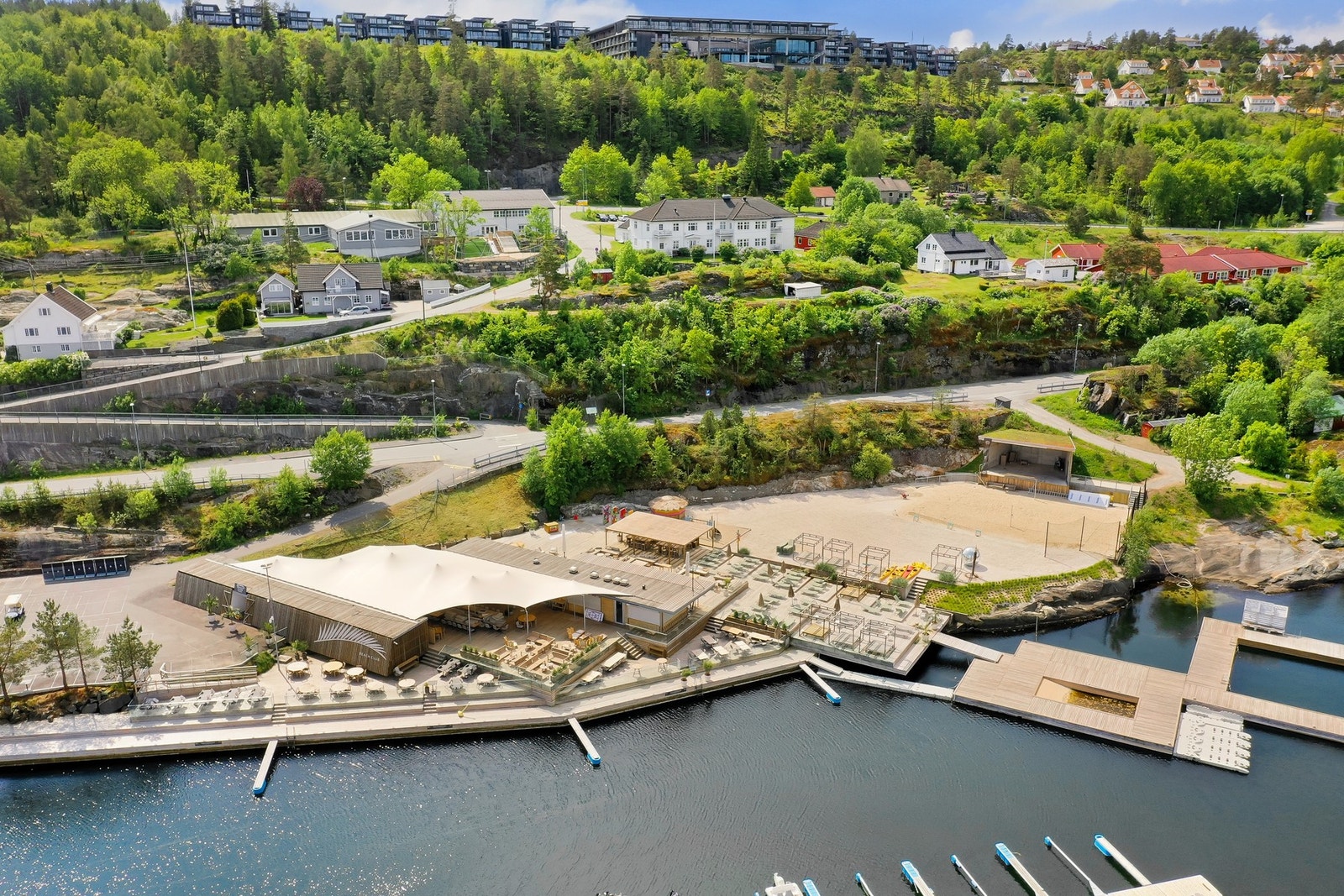 Nede ved sjøen finner du en innbydende Beach Club med konserter, stupetårn og saltvannsbasseng! Galleribilde