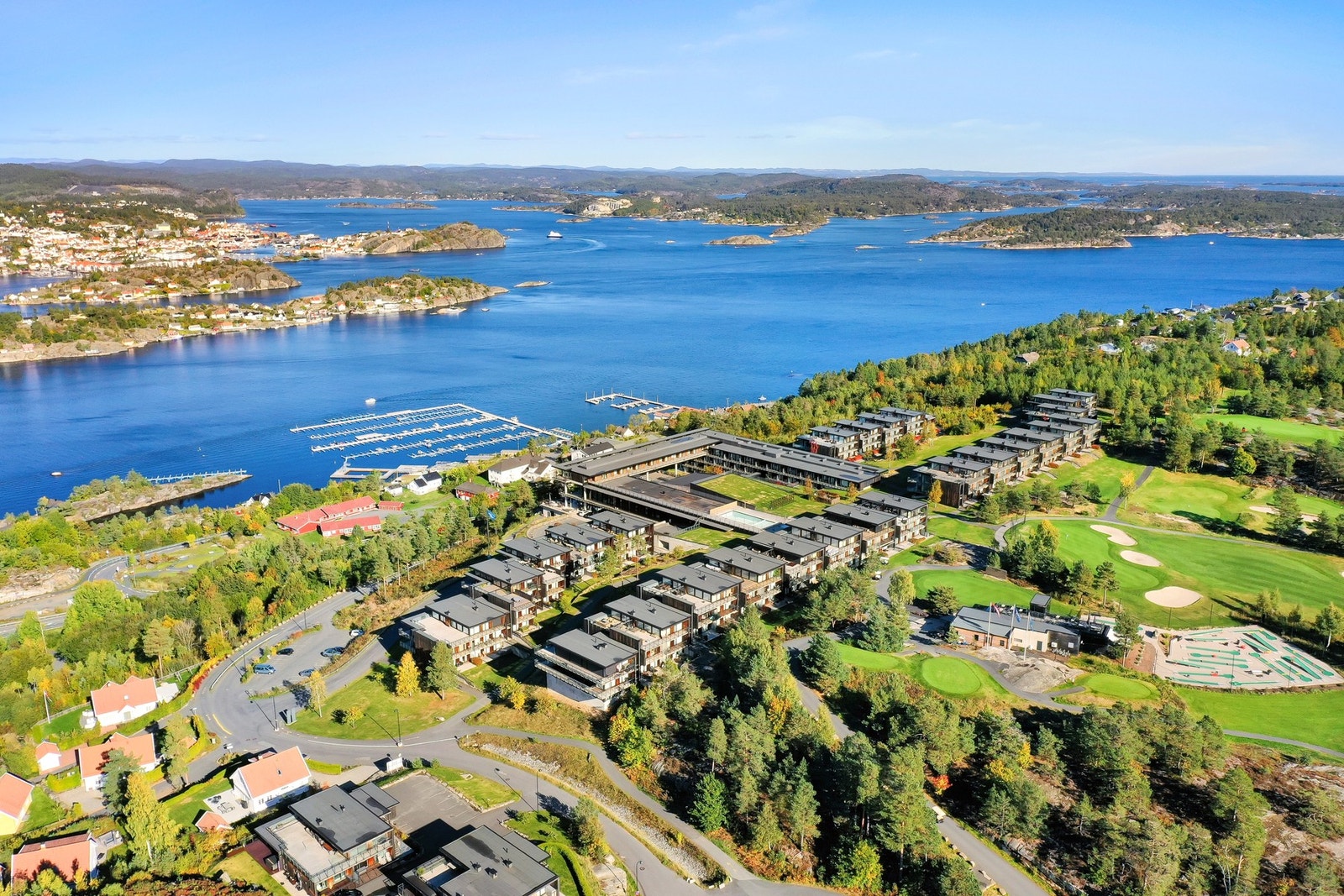 Kragerø Resort tilbyr golfbane i toppklasse, spa- og badeanlegg, Beach Club med saltvannsbasseng, treningssenter, tennis- og padelbane, samt flotte turområder. Galleribilde