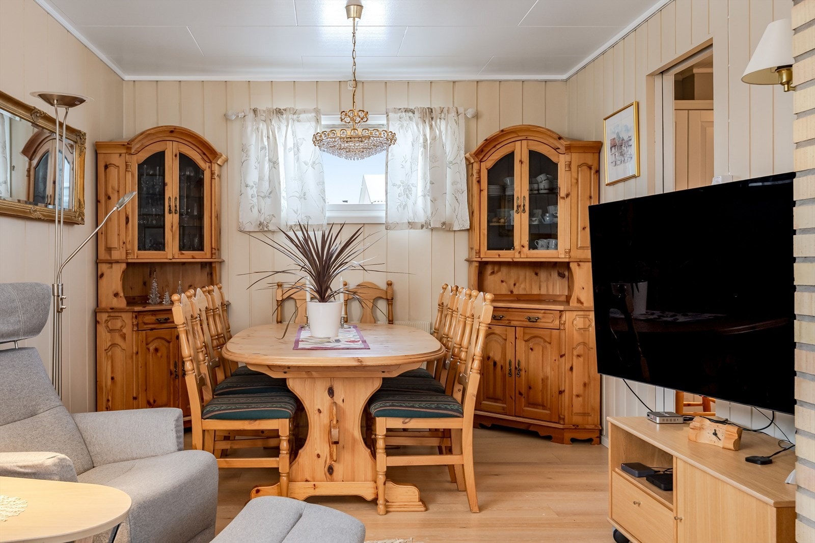 Spisestuen ligger i naturlig tilknytning til kjøkkenet. Galleribilde