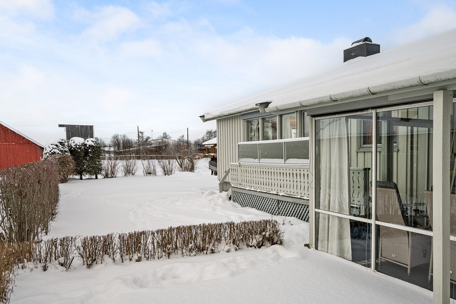 Hagestuen som er på 14m², har nålefilt på gulv, skyvedører av glass og god plass til sittegruppe etter eget ønske. Det er også montert varmelampe, lys og strøm, samt markise på terrassen. Galleribilde