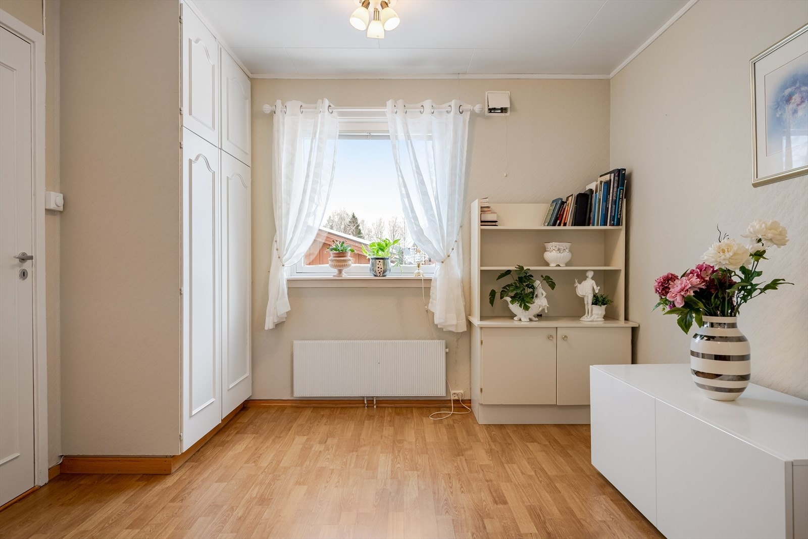 Luft-til-vann varmepumpe med innebygget varmtvannsbereder. Eier opplyser: Varmtvannsbereder var opprinnelig i sentralfyr drevet med olje. Gikk over til luft/vann i 2009. Utført av: firma. Galleribilde