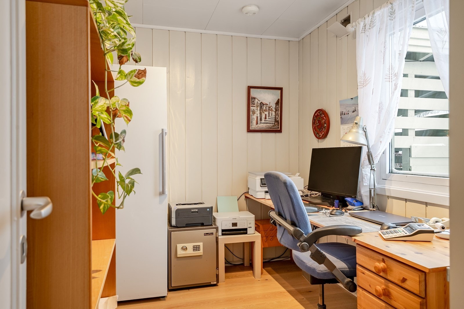 Soverom 3 er et noe mindre rom som i dag er innredet som et kontor. Galleribilde