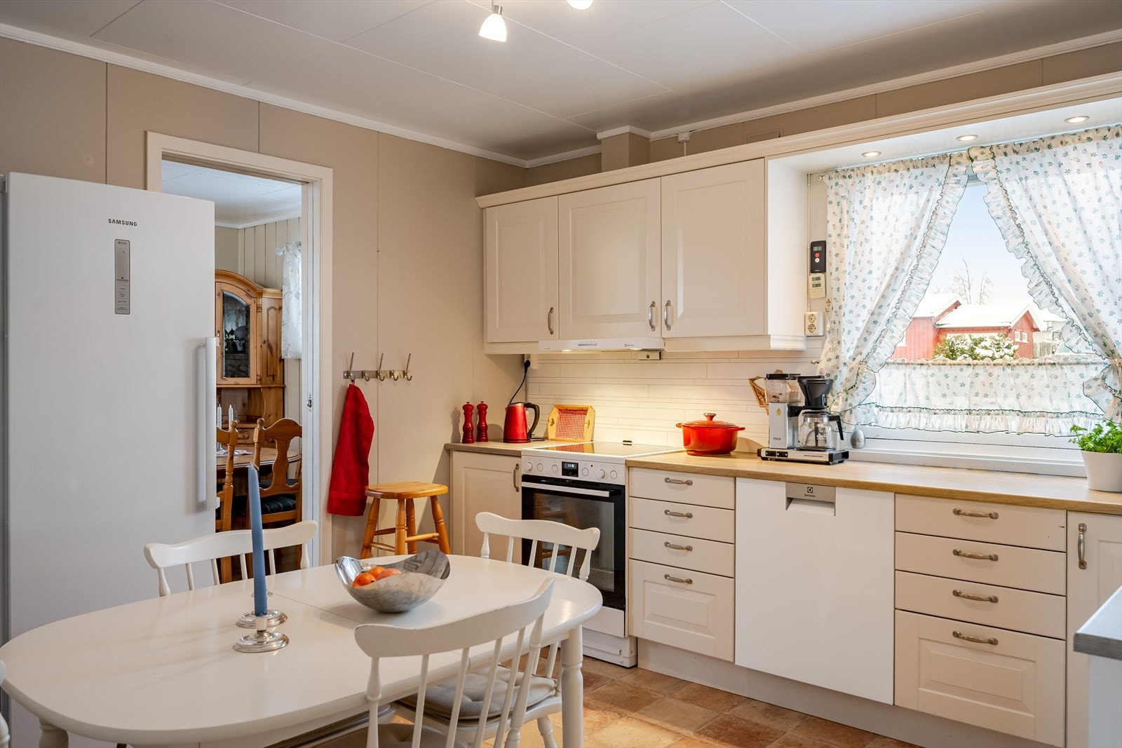 Boligen har et lyst separat kjøkken med spiseplass. Lyst og pent Sigdal-kjøkken fra 2017 med god skap- og benkeplass. Galleribilde