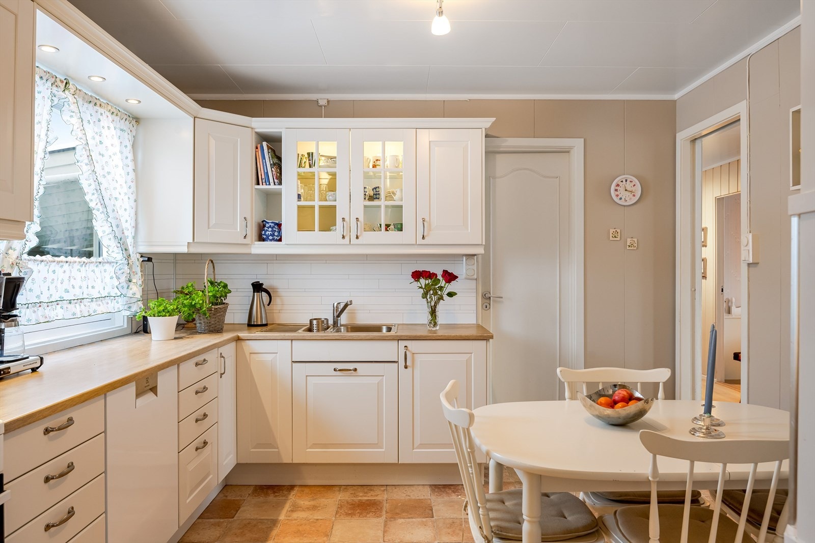 På kjøkkenet er det plass til et hyggelig frokostbord som gjør at også kjøkkenet blir et naturlig oppholdsrom og samlingspunkt. Galleribilde