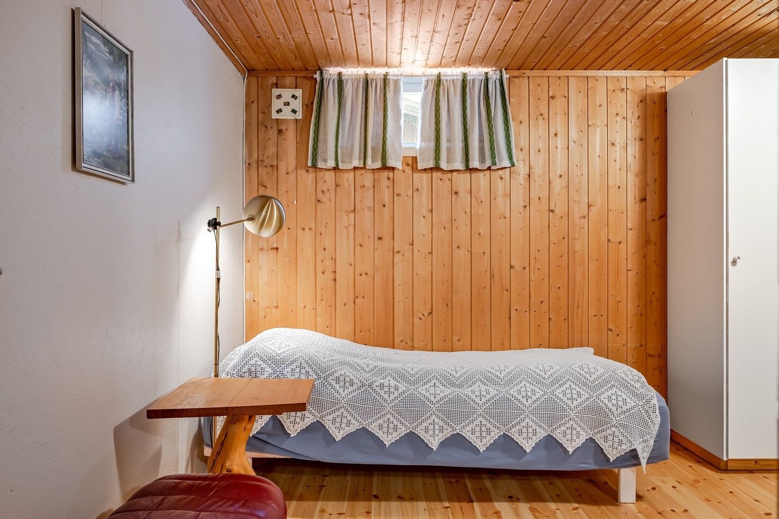 Det gjøres oppmerksom på at soverom og kjellerstue i kjeller har ikke godkjente rømningsvinduer. Galleribilde