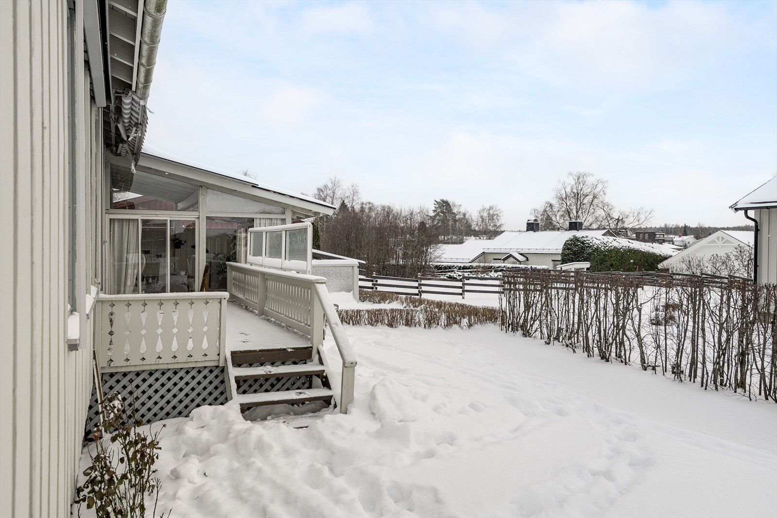 Fra terrassene er det videre adkomst til en flott innglasset hagestue som ble innglasset av firma i 2000. Galleribilde