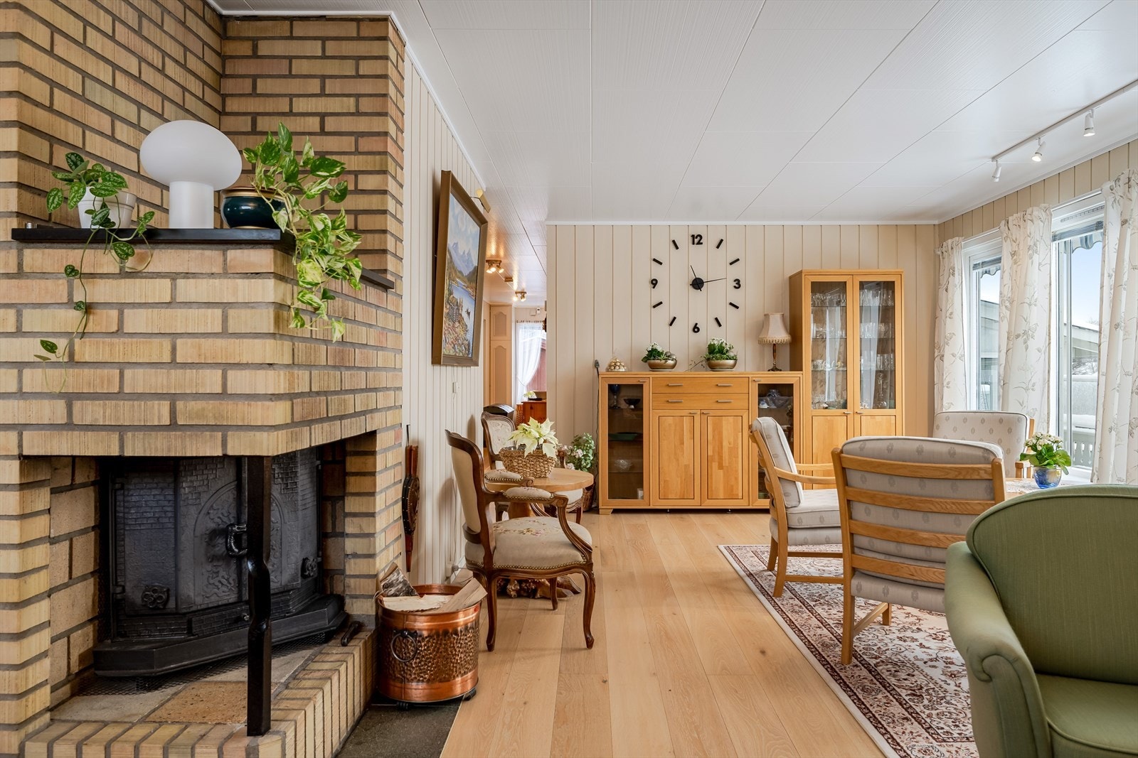 Stuen har god standard med pent enstavs gulv fra 2022 og panel på veggene malt i en fin lys farge. Galleribilde