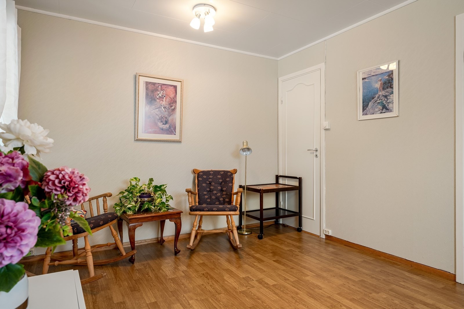 Rommet har inngang via to dører som gjør at det enkelt kan deles opp til to rom igjen om ønskelig. Galleribilde