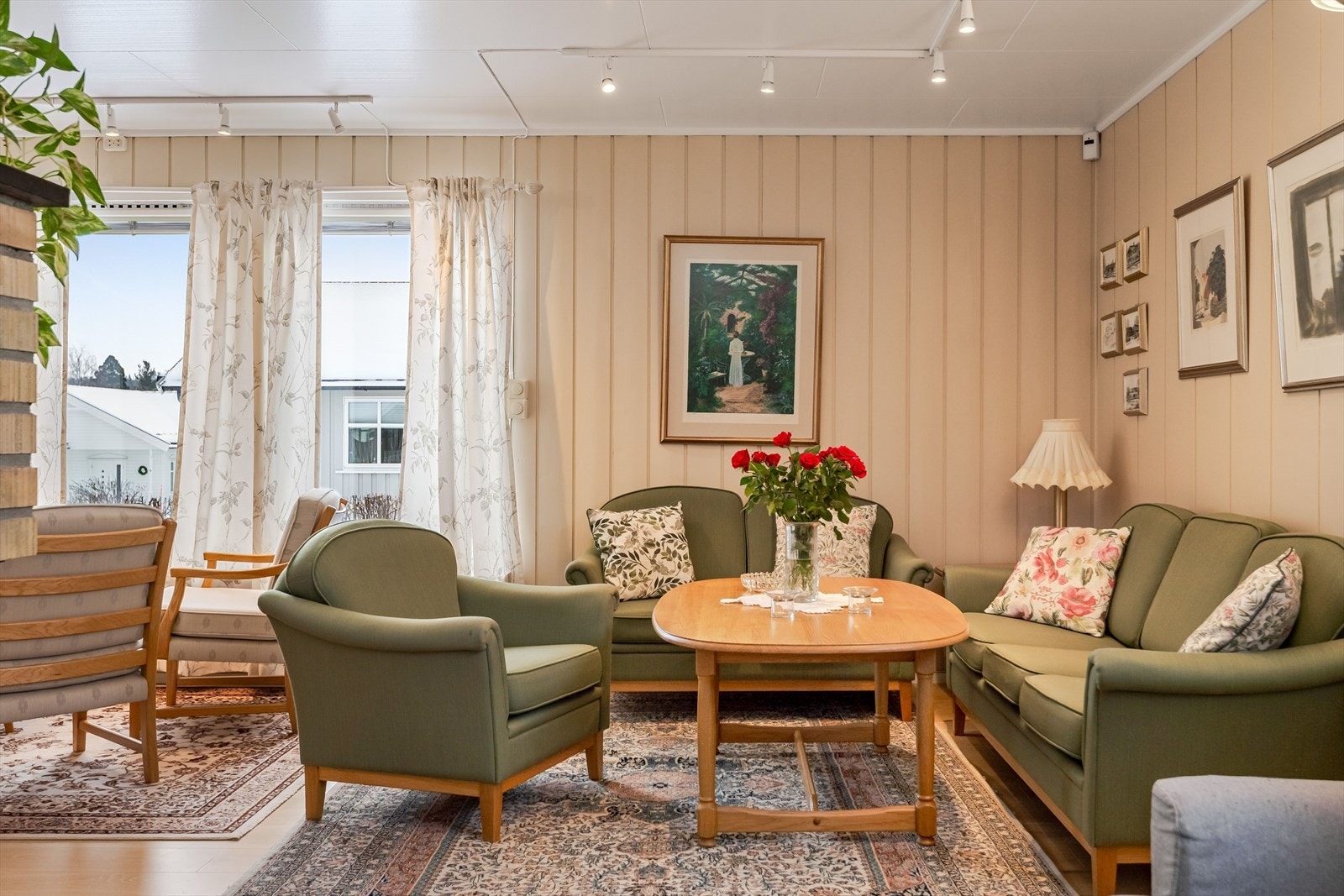 Stuen har store vinduer mot tre ulike himmelretninger som sørger for rikelig med naturlig lys. Galleribilde