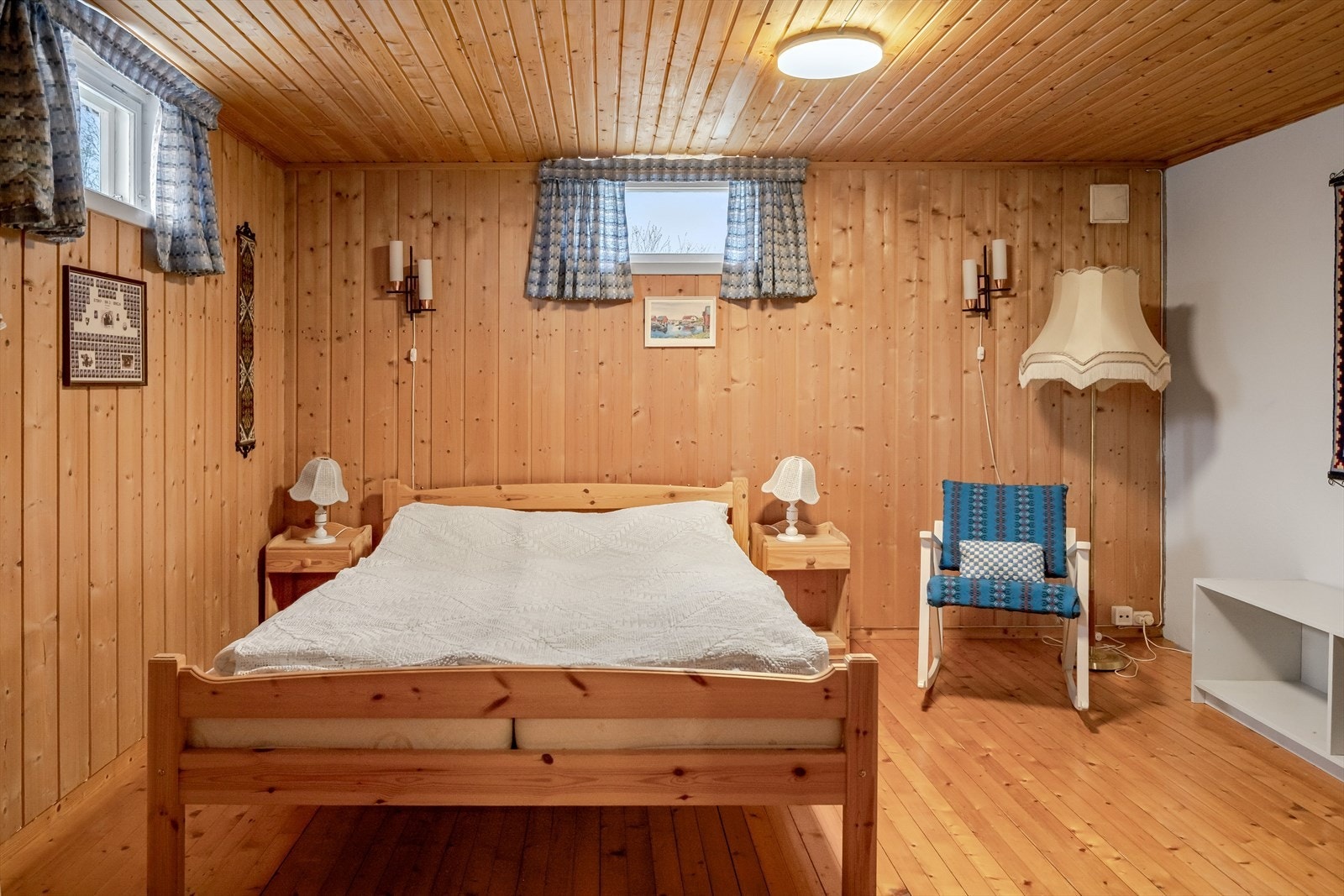 Rommet har lakkerte tregulv, trepanel på veggene og åpen peis. Galleribilde